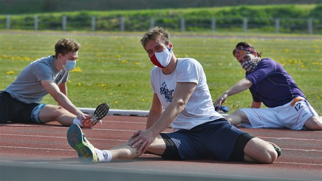 Dnt basketbalist Luk Bobek, imon Jeek a Jon Psak (zleva) se na novou sezonu chystaj na atletickm stadionu.