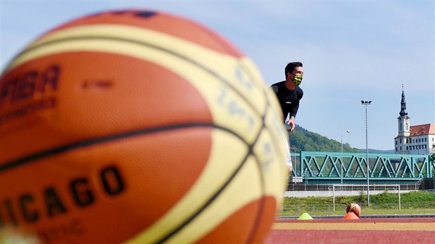 Dnsk basketbalista Tom Pomiklek se na novou sezonu chyst na atletickm stadionu.