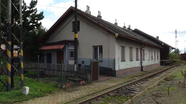 Původní staniční budova Počerady Plzeňsko-březenské dráhy GPS: 50.4150353N, 13.6862489E