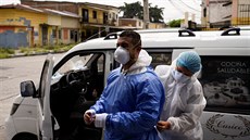 Lékai v ekvádorském mst Guayaquil odebírají vzorky lidem s podezením na...