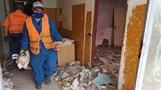 Ped demolicí vybydleného panelového domu v Janov je nejprve poteba vyklidit...