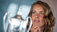 Barbora Strýcová s pohárem pro vítězku čtyřhry ve Wimbledonu