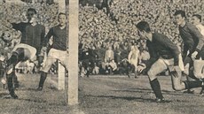 Momentka z utkání mezi Spartou a Slavií ze záí 1965.