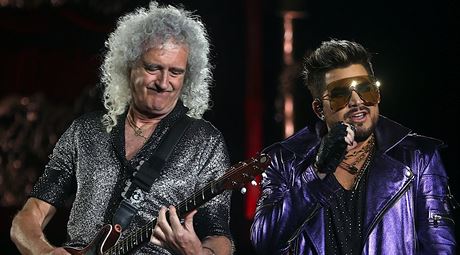 Kytarista skupiny Queen Brian May (vlevo) a zpvák Adam Lambert pi vystoupení...
