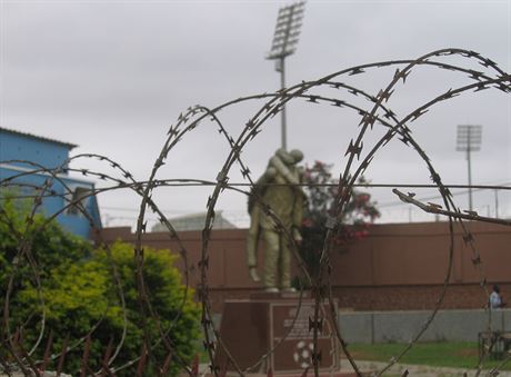 MEMENTO. Socha ped stadionem v Akke pipomn netst, pi kterm zemelo...