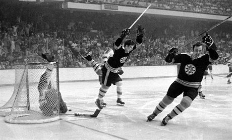 Úchvatný moment. Bostonský Bobby Orr práv vstelil rozhodující gól ve finále Stanley Cupu a odráí se k nejslavnjí fotce v hokejových djinách.