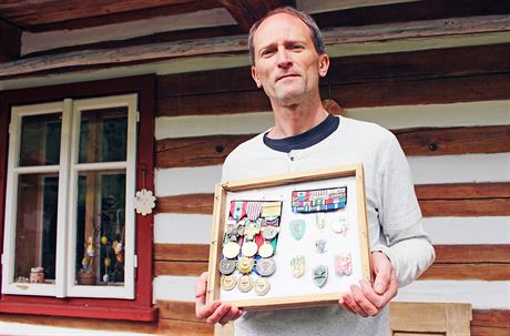 Yannick Marvaud ukazuje sbírku vojenských odznak. V roce 1993 si po vojenské...