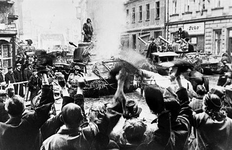 V osvobozené Ostrav vítají sovtské vojáky. (kvten 1945)