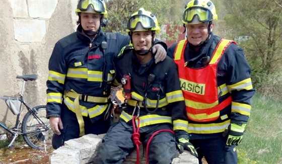 Chlapec spadl do studny v Aši, hasiči ho vytáhli na laně (2. května 2020).
