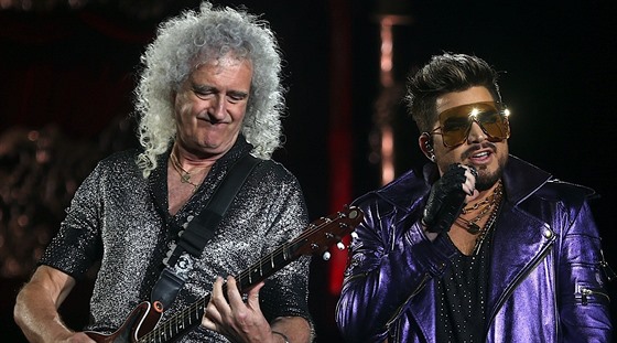 Kytarista skupiny Queen Brian May (vlevo) a zpěvák Adam Lambert při vystoupení...