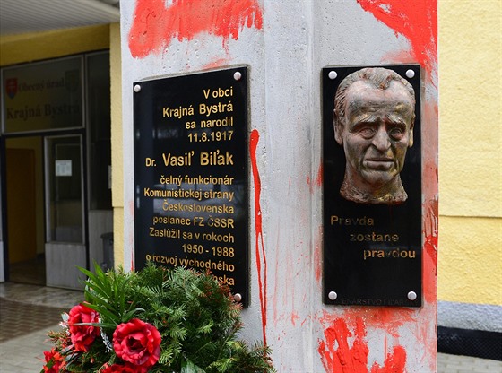 Výtvarníci nateli na rudo pomník nkdejího vysoce postaveného komunisty...