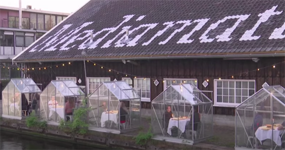 Nizozemská restaurace láká návtvníky k posezení v malých sklenných domcích s...