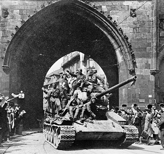 Tank Rudé armády projídí pod Pranou branou v centru Prahy.  (kvten 1945) 