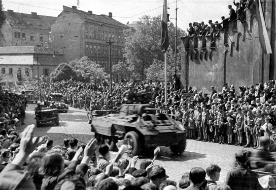 Lidé vítají vojáky americké armády v centru Plzn (6. kvtna 1945)