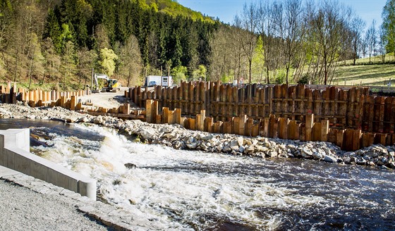 Na jezu pod Barevnou skálou u eského Krumlova na ece Vltav se staví nová...