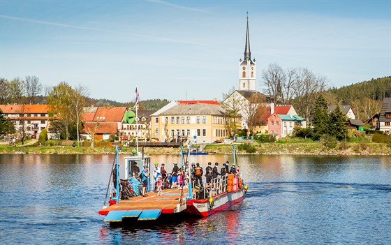 P�ívoz mí�í z Frymburka do Frýdavy.