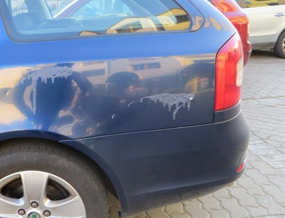 Neznámý vandal stíká na zaparkovaná auta v Bílovicích nad Svitavou poblí Brna...
