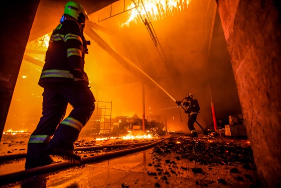 Požár haly společnosti Hauk (bývalé Veby) v Polici nad Metují. (6. 5. 2020)