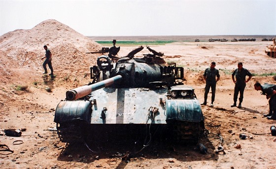 Tank, na který Francouzi úto�ili b�hem operace Pou�tní bou�e v únoru 1991.