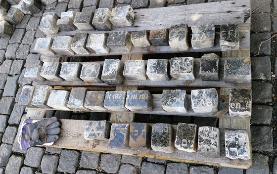 Židovská obec v Praze dostane další stovky dlažebních kostek, které se našly...