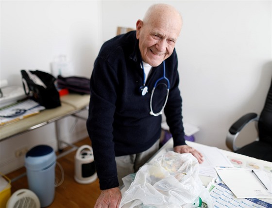 98letý Christian Chenay je nejstarím praktikujícím lékaem ve Francii. (15....