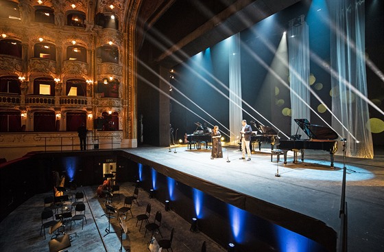 Překrásně zrekonstruovaná Státní opera se při benefičním koncertě musela obejít...