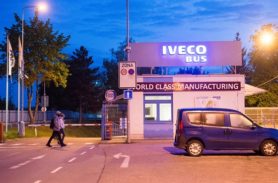 Pracovníci picházejí na ranní smnu do továrny Iveco CZ ve Vysokém Mýt....