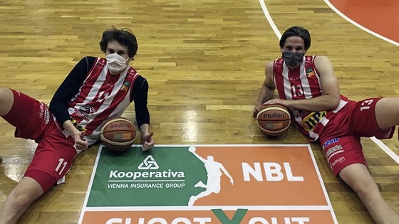 Pardubití basketbaloví kídelníci David kranc (vlevo) a Josef Potoek získali...