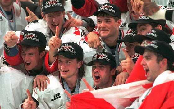 Kanadtí hokejisté slaví zlato na mistrovství svta 1997 v Helsinkách.