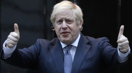Boris Johnson ukazuje zdviené palce pro nemocniní personál v rámci akce...