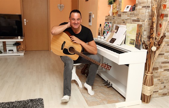 Usměvavý a sympatický Davide Mattioli si doma drnká na kytaru, a když ho...