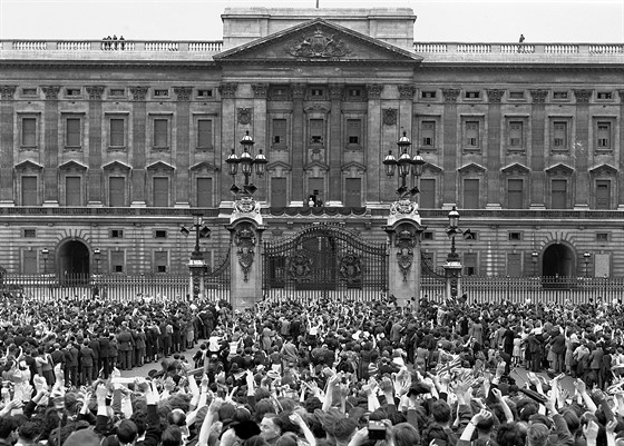 Lidé ped Buckinghamským palácem slavící konec druhé svtové války a...