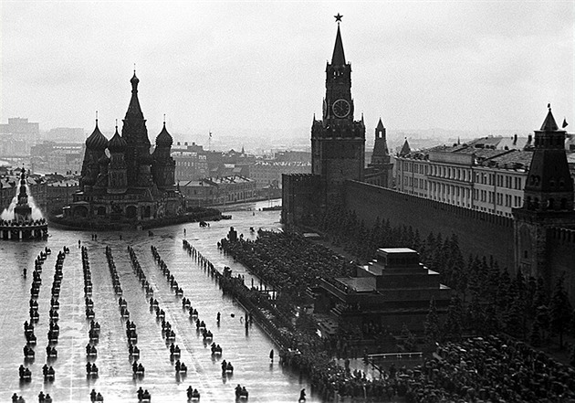 Přehlídka vítězství v roce 1945. Déšť uzemnil velké formace letadel ...