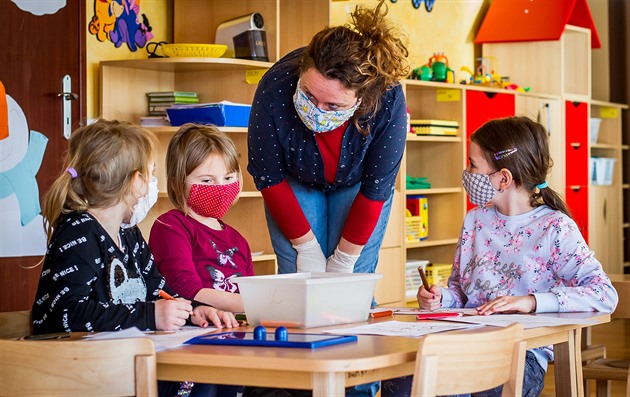 Školky mají od pondělí vyučovat distančně, nedostaly však instrukce