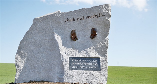 V Podolí u Brna vyrostl památník zdejším hospodářům ožebračeným komunisty. Ruce...
