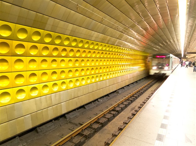 V pražské stanici metra Můstek usmrtil vlak ženu. Lehla si na koleje
