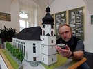 Bohuslav Karban vytvo�il realistick� model ukazuj�c�, jak vypadal a�sk� kostel...