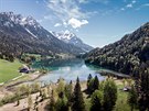 Jezero Hintersteinersee v tyrolském Scheffau patí k tajným výletním cílm v ...