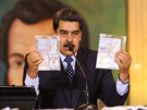 Venezuelský prezident Nicolás Maduro ukázal dokumentaci zadrených oldák. (4....