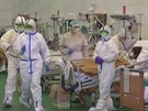 Rutí armádní zdravotníci v polní nemocnici v italském Bergamu. (14. dubna 2020)