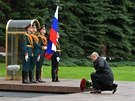 Ruský prezident Vladimir Putin na zaátku krátkého proslovu poklekl na koleno...