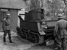 Nmetí vojáci si prohlíí belgický stíha tank T-13 B3
