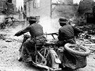 Bitva o Francii 1940, nmetí vojáci na motocyklu Zündapp K 800 W projídí...