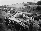 Bitva o Francii 1940, nmecká hipomobilní kolona míjí oputný francouzský...