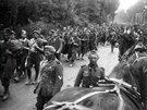 Bitva o Francii 1940, nmecká hipomobilní kolona a v protikurzu zajatí...