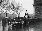 Nmci u Vítzného oblouku v Paíi po vítzné bitv o Francii v roce 1940