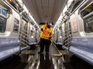 Zamstnanec newyorské dopravní spolenosti MTA istí jeden z vagon metra. (6....