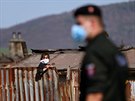 Slovenský policista hlídkuje v romské osad Krompachy na východ zem. (9....