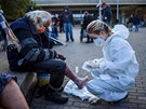 I v dob pandemie vyráejí lenové týmu Medici na ulici mezi bezdomovce (na...