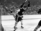 Letící Bobby Orr oslavuje vítznou branku v rozhodujícím finálovém utkání NHL...